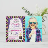 Invitation d'anniversaire du magicien Spectacle ma (Debout devant)