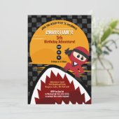 Invitation d'anniversaire du requin rouge Ninja Ta (Debout devant)