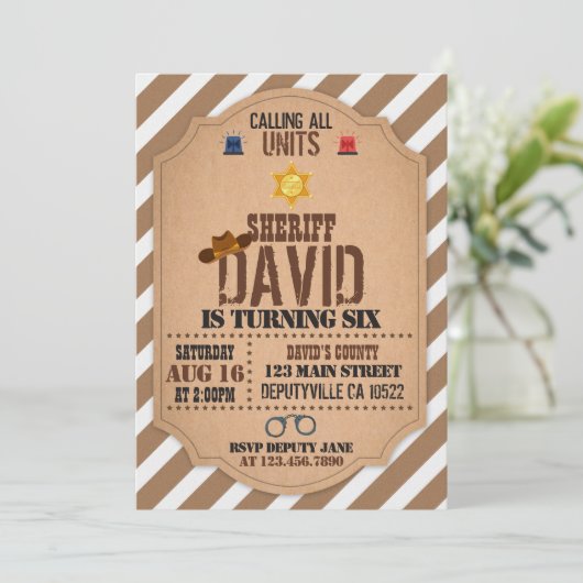 Invitation d'anniversaire du shérif (Debout devant)