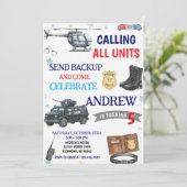 Invitation d'anniversaire d'un policier moderne pe (Debout devant)