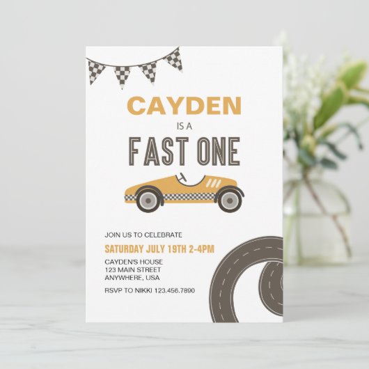 Invitation d'anniversaire d'une course rapide (Debout devant)