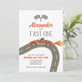 Invitation d'anniversaire Fast One voiture de cour (Debout devant)