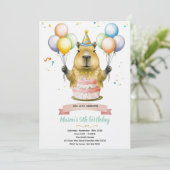 Invitation d'anniversaire mignonne de capybara (Debout devant)
