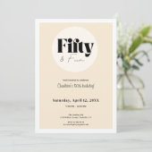 Invitation d'anniversaire minimaliste beige 50 ans (Debout devant)