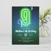 Invitation d'anniversaire néon neuvième (Debout devant)