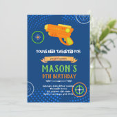 Invitation d'anniversaire pistolet de tag laser (Debout devant)