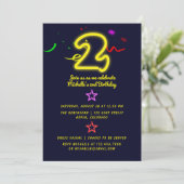 Invitation d'anniversaire pour les deux ans avec u (Debout devant)
