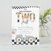 Invitation d'anniversaire pour les deux ans de la (Debout devant)