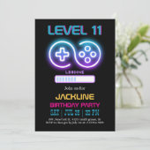 Invitation d'anniversaire pour un adolescent joueu (Debout devant)