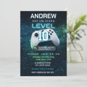 Invitation d'anniversaire pour un garçon qui aime (Debout devant)