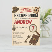 Invitation d'anniversaire pour une Escape Room per (Debout devant)