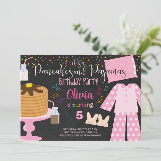 Invitation d'anniversaire pour une fille en pyjama (Debout devant)