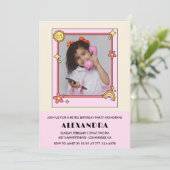 Invitation d'anniversaire rétro groovy fleurs rose (Debout devant)