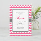Invitation d'anniversaire rose et gris (Debout devant)