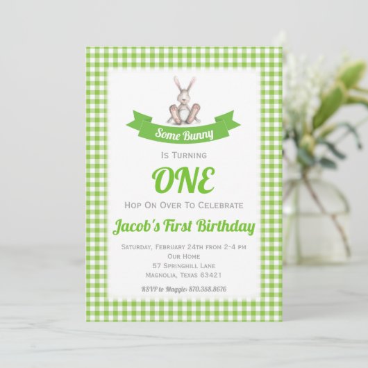 Invitation d'anniversaire Some Bunny Green Gingham (Debout devant)