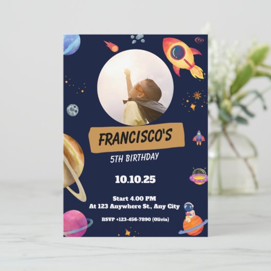 Invitation d'anniversaire sur le thème de l'espace (Debout devant)