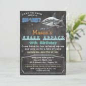 Invitation d'anniversaire sur tableau craie Requin (Debout devant)