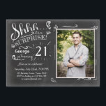 Invitation d'anniversaire surprise 21 Chalkboard R<br><div class="desc">♥ Une façon parfaite d'invitation vos invités à cette fête d'anniversaire spéciale! Conception de tableau de bord. Vous pouvez mettre votre propre photo !</div>