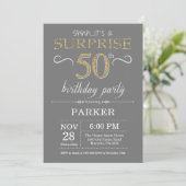 Invitation d'anniversaire surprise 50 ans gris et (Debout devant)
