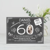 Invitation d'anniversaire surprise 60e Chalkboard (Debout devant)