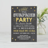 Invitation d'anniversaire surprise Chalkboard Gold (Debout devant)