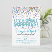 Invitation d'anniversaire surprise confetti doux (Debout devant)