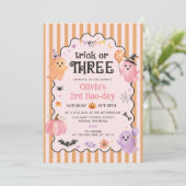 Invitation d'anniversaire trois 3ème avec un fantô (Debout devant)