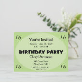 Invitation d'anniversaire verte et moderne (Debout devant)