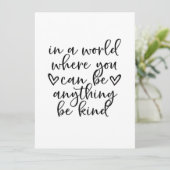 Invitation Dans un monde où l'on peut être n'importe quoi (Debout devant)