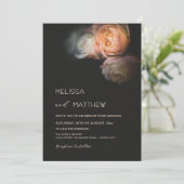 Invitation Dark Moody Blush Apricot Roses Wedding (Debout devant)