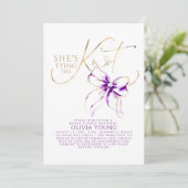 Invitation Dark Purple Bow She's Tying The Knot Bridal Shower (Debout devant)