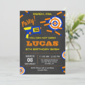 Invitation Dart Gun Wars Birthday Party (Debout devant)