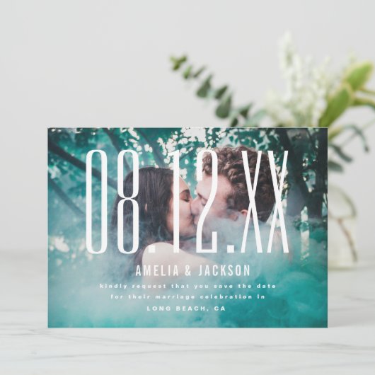 Invitation Date grande, typographie en gras, Enregistrer la d (Debout devant)