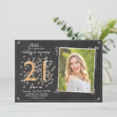 invitation de 21e anniversaire surprise Chalkboard (Debout devant)