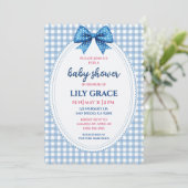 Invitation de baby shower classique à carreaux ble (Debout devant)