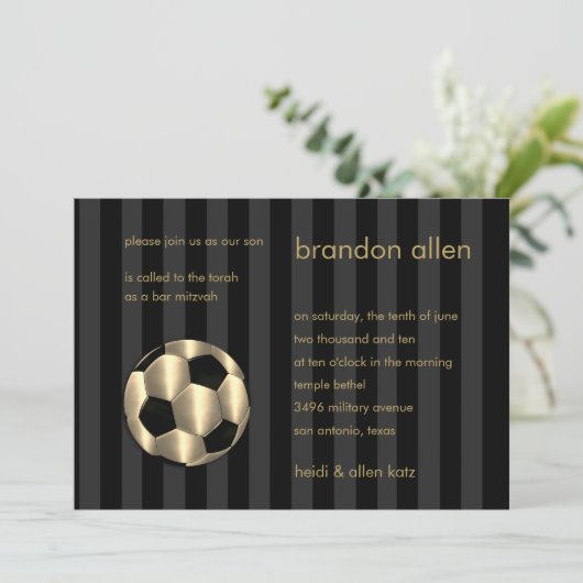 Invitation de balle de soccer noir et or Bar Mitzv (Debout devant)