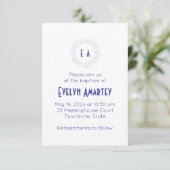 Invitation de baptême à cercle de monogramme bleu (Debout devant)