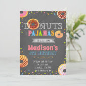 Invitation de beignet et de partie de pyjamas (Debout devant)