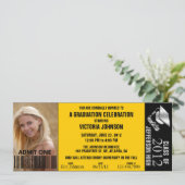 Invitation de billet d'admission pour diplôme pers (Debout devant)