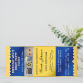 Invitation de billet d'anniversaire de soirée ciné (Debout devant)