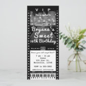 Invitation de billet de fête noire et blanche de l (Debout devant)
