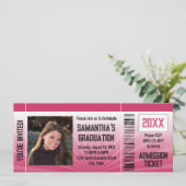 Invitation de billet de la fête de graduation rose (Debout devant)