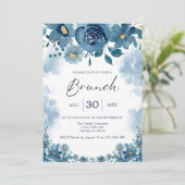 Invitation de brunch florale à fumée bleu marine (Debout devant)