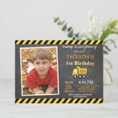 Invitation de Camion d'anniversaire de constructio (Debout devant)