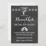 Invitation de Chalkboard Hanoukka<br><div class="desc">Ce design est composé d'un design classique en damier avec menorah,  driedels et Star of Davids.</div>