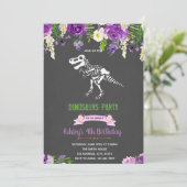 Invitation de dinosaures de fleurs violettes (Debout devant)