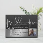 Invitation de diplôme d'infirmière masculine - PHO (Debout devant)