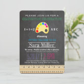 Invitation de diplômes d'enseignant de règle et de (Debout devant)