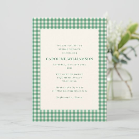 Invitation de douche de mariage à carreaux verts d (Debout devant)