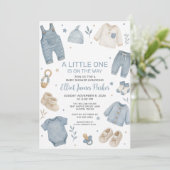 Invitation de douche pour bébé garçon tenue bleu b (Debout devant)